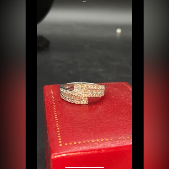 18k Baguette Cut Diamond Ring - Picture 9 of 14